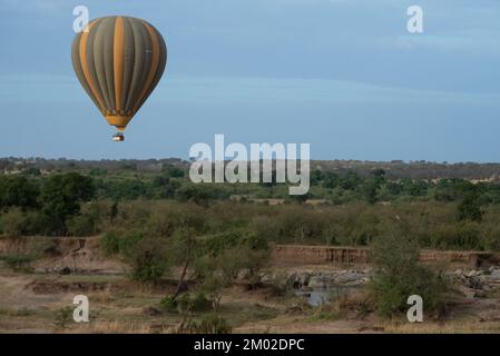 Ein Heißluftballon über dem Serengeti-Reservat in Tansania Stockfoto