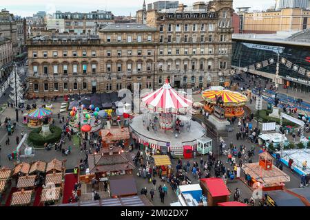 Glasgow, Großbritannien. 03.. November 2022. Glasgow hat nur noch 3 Wochen bis Weihnachten und bereitet sich auf die festliche Jahreszeit vor. Der Messegelände und die Eislaufbahn am George Square, dem internationalen Lebensmittelmarkt am St. Enoch Square und der Buchanan Street, auch bekannt als Glasgow's Style Mile, sind mit Weihnachtseinkäufern beschäftigt. Kredit: Findlay/Alamy Live News Stockfoto