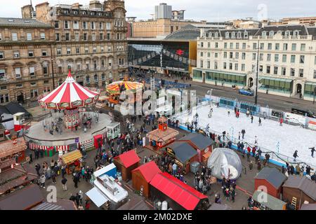 Glasgow, Großbritannien. 03.. November 2022. Glasgow hat nur noch 3 Wochen bis Weihnachten und bereitet sich auf die festliche Jahreszeit vor. Der Messegelände und die Eislaufbahn am George Square, dem internationalen Lebensmittelmarkt am St. Enoch Square und der Buchanan Street, auch bekannt als Glasgow's Style Mile, sind mit Weihnachtseinkäufern beschäftigt. Kredit: Findlay/Alamy Live News Stockfoto