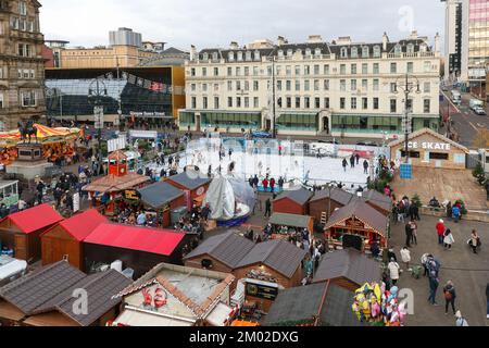 Glasgow, Großbritannien. 03.. November 2022. Glasgow hat nur noch 3 Wochen bis Weihnachten und bereitet sich auf die festliche Jahreszeit vor. Der Messegelände und die Eislaufbahn am George Square, dem internationalen Lebensmittelmarkt am St. Enoch Square und der Buchanan Street, auch bekannt als Glasgow's Style Mile, sind mit Weihnachtseinkäufern beschäftigt. Kredit: Findlay/Alamy Live News Stockfoto