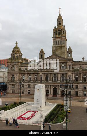 Glasgow, Großbritannien. 03.. November 2022. Glasgow hat nur noch 3 Wochen bis Weihnachten und bereitet sich auf die festliche Jahreszeit vor. Der Messegelände und die Eislaufbahn am George Square, dem internationalen Lebensmittelmarkt am St. Enoch Square und der Buchanan Street, auch bekannt als Glasgow's Style Mile, sind mit Weihnachtseinkäufern beschäftigt. Kredit: Findlay/Alamy Live News Stockfoto