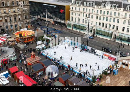 Glasgow, Großbritannien. 03.. November 2022. Glasgow hat nur noch 3 Wochen bis Weihnachten und bereitet sich auf die festliche Jahreszeit vor. Der Messegelände und die Eislaufbahn am George Square, dem internationalen Lebensmittelmarkt am St. Enoch Square und der Buchanan Street, auch bekannt als Glasgow's Style Mile, sind mit Weihnachtseinkäufern beschäftigt. Kredit: Findlay/Alamy Live News Stockfoto