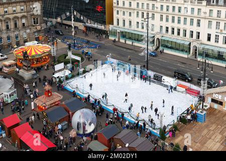 Glasgow, Großbritannien. 03.. November 2022. Glasgow hat nur noch 3 Wochen bis Weihnachten und bereitet sich auf die festliche Jahreszeit vor. Der Messegelände und die Eislaufbahn am George Square, dem internationalen Lebensmittelmarkt am St. Enoch Square und der Buchanan Street, auch bekannt als Glasgow's Style Mile, sind mit Weihnachtseinkäufern beschäftigt. Kredit: Findlay/Alamy Live News Stockfoto