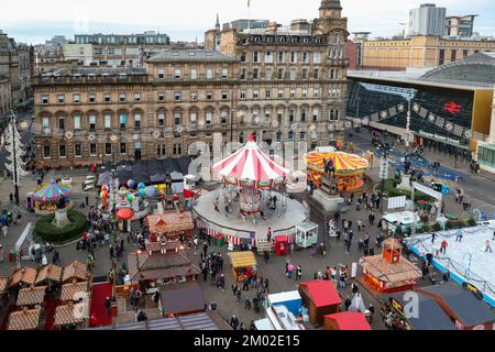 Glasgow, Großbritannien. 03.. November 2022. Glasgow hat nur noch 3 Wochen bis Weihnachten und bereitet sich auf die festliche Jahreszeit vor. Der Messegelände und die Eislaufbahn am George Square, dem internationalen Lebensmittelmarkt am St. Enoch Square und der Buchanan Street, auch bekannt als Glasgow's Style Mile, sind mit Weihnachtseinkäufern beschäftigt. Kredit: Findlay/Alamy Live News Stockfoto