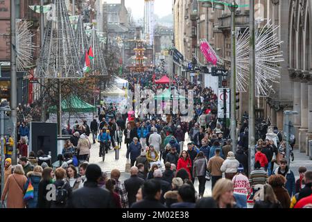 Glasgow, Großbritannien. 03.. November 2022. Glasgow hat nur noch 3 Wochen bis Weihnachten und bereitet sich auf die festliche Jahreszeit vor. Der Messegelände und die Eislaufbahn am George Square, dem internationalen Lebensmittelmarkt am St. Enoch Square und der Buchanan Street, auch bekannt als Glasgow's Style Mile, sind mit Weihnachtseinkäufern beschäftigt. Kredit: Findlay/Alamy Live News Stockfoto