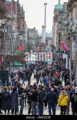 Glasgow, Großbritannien. 03.. November 2022. Glasgow hat nur noch 3 Wochen bis Weihnachten und bereitet sich auf die festliche Jahreszeit vor. Der Messegelände und die Eislaufbahn am George Square, dem internationalen Lebensmittelmarkt am St. Enoch Square und der Buchanan Street, auch bekannt als Glasgow's Style Mile, sind mit Weihnachtseinkäufern beschäftigt. Kredit: Findlay/Alamy Live News Stockfoto