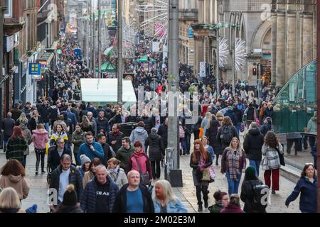 Glasgow, Großbritannien. 03.. November 2022. Glasgow hat nur noch 3 Wochen bis Weihnachten und bereitet sich auf die festliche Jahreszeit vor. Der Messegelände und die Eislaufbahn am George Square, dem internationalen Lebensmittelmarkt am St. Enoch Square und der Buchanan Street, auch bekannt als Glasgow's Style Mile, sind mit Weihnachtseinkäufern beschäftigt. Kredit: Findlay/Alamy Live News Stockfoto