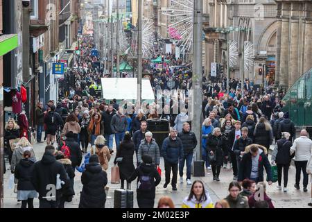 Glasgow, Großbritannien. 03.. November 2022. Glasgow hat nur noch 3 Wochen bis Weihnachten und bereitet sich auf die festliche Jahreszeit vor. Der Messegelände und die Eislaufbahn am George Square, dem internationalen Lebensmittelmarkt am St. Enoch Square und der Buchanan Street, auch bekannt als Glasgow's Style Mile, sind mit Weihnachtseinkäufern beschäftigt. Kredit: Findlay/Alamy Live News Stockfoto