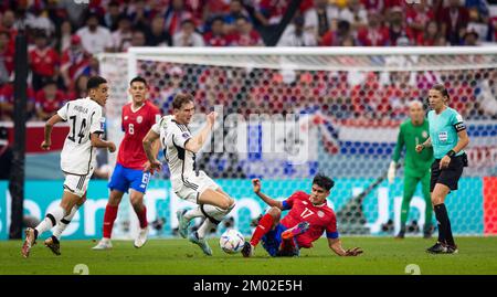 Doha, Katar. 1.. Dezember 2022. Leon Goretzka (Deutschland), Jelzin Tejeda (Costa), Schiedsrichter Frappart, Stephanie (Frankreich) Costa Rica - Deutschland Stockfoto