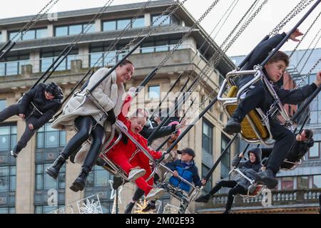 Glasgow, Großbritannien. 03.. November 2022. Glasgow hat nur noch 3 Wochen bis Weihnachten und bereitet sich auf die festliche Jahreszeit vor. Der Messegelände und die Eislaufbahn am George Square, dem internationalen Lebensmittelmarkt am St. Enoch Square und der Buchanan Street, auch bekannt als Glasgow's Style Mile, sind mit Weihnachtseinkäufern beschäftigt. Kredit: Findlay/Alamy Live News Stockfoto