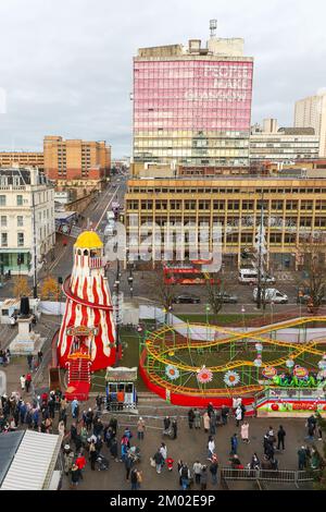 Glasgow, Großbritannien. 03.. November 2022. Glasgow hat nur noch 3 Wochen bis Weihnachten und bereitet sich auf die festliche Jahreszeit vor. Der Messegelände und die Eislaufbahn am George Square, dem internationalen Lebensmittelmarkt am St. Enoch Square und der Buchanan Street, auch bekannt als Glasgow's Style Mile, sind mit Weihnachtseinkäufern beschäftigt. Kredit: Findlay/Alamy Live News Stockfoto