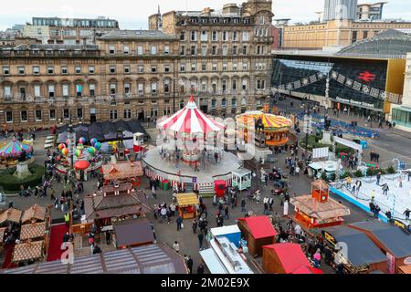 Glasgow, Großbritannien. 03.. November 2022. Glasgow hat nur noch 3 Wochen bis Weihnachten und bereitet sich auf die festliche Jahreszeit vor. Der Messegelände und die Eislaufbahn am George Square, dem internationalen Lebensmittelmarkt am St. Enoch Square und der Buchanan Street, auch bekannt als Glasgow's Style Mile, sind mit Weihnachtseinkäufern beschäftigt. Kredit: Findlay/Alamy Live News Stockfoto