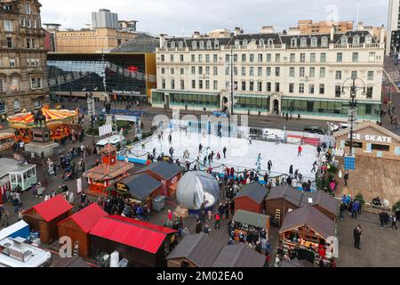 Glasgow, Großbritannien. 03.. November 2022. Glasgow hat nur noch 3 Wochen bis Weihnachten und bereitet sich auf die festliche Jahreszeit vor. Der Messegelände und die Eislaufbahn am George Square, dem internationalen Lebensmittelmarkt am St. Enoch Square und der Buchanan Street, auch bekannt als Glasgow's Style Mile, sind mit Weihnachtseinkäufern beschäftigt. Kredit: Findlay/Alamy Live News Stockfoto