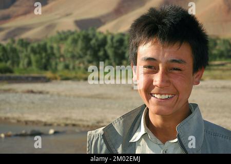 Yakawlang, Provinz Bamyan (Bamiyan) / Afghanistan: Ein lächelnder afghanischer Junge in der Stadt Yakawlang in Zentralafghanistan. Stockfoto