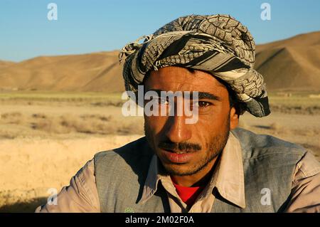Dowlat Yar, Provinz Ghor/Afghanistan: Porträt eines afghanischen Mannes mit einem kurzen schwarzen Bart und Turban. Stockfoto