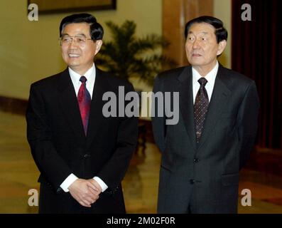 Der chinesische Vizepräsident Hu Jintao (L) und Ministerpräsident Zhu Rongji (R) nehmen an einer Abschiedsfeier für Präsident Jiang Zemin in Peking Teil, bevor er in die Vereinigten Staaten abreist. 22. OKTOBER 2002 ***NICHT FÜR WERBEZWECKE*** Stockfoto