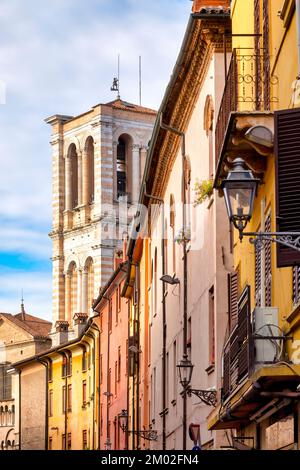 Glockenturm der Kathedrale von der Via Giuseppe Mazzini, Ferrara Italien aus gesehen Stockfoto