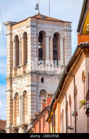 Glockenturm der Kathedrale von der Via Giuseppe Mazzini, Ferrara Italien aus gesehen Stockfoto