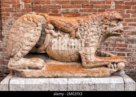 Löwenskulptur in der Nähe des Hauptportals der Kathedrale, Ferrara, Stockfoto