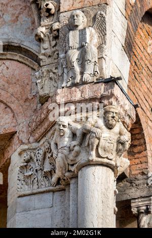 Details der Skulpturen an der Fassade der Kathedrale Ferrara Stockfoto