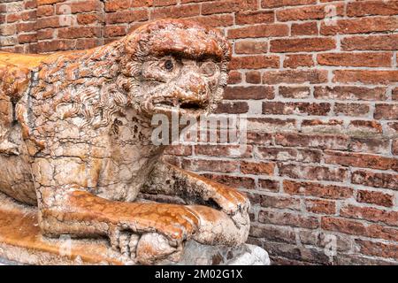 Löwenskulptur in der Nähe des Hauptportals der Kathedrale, Ferrara, Stockfoto