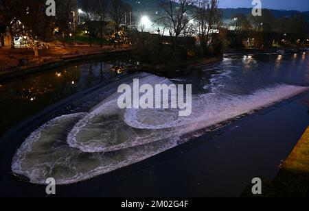 Bath, Vereinigtes Königreich. 02.. Dezember 2022. Premiership Rugby. Bath V Harlequins. Das Erholungsgelände. Bad. Pulteney Wier am Fluss Avon mit dem Rugby-Erholungsgelände Bath im Hintergrund beleuchtet vor dem Rugby-Spiel Bath V Harlequins Gallagher Premiership. Kredit: Sport In Pictures/Alamy Live News Stockfoto