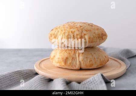 Bulgarische Speisepyrlenka auf Tisch auf neutralem Hintergrund mit Kopierraum. Fladenbrot, traditionelles Essen Stockfoto