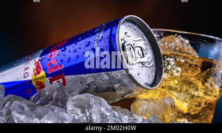 POZNAN, POL - 25. NOVEMBER 2022: Dose of Red Bull, ein Energy Drink, der von der Red Bull GmbH verkauft wird, einem österreichischen Unternehmen, das 1987 gegründet wurde Stockfoto