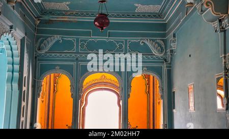 Wunderschöne hellblaue Zimmer im Stadtpalast von Udaipur. Rajasthan, Indien. Farbenfroh gestaltete Innenansicht des Stadtpalastes. Im Inneren des Palastes Stockfoto