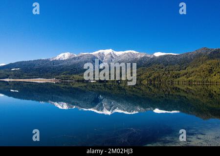 Schöner See mit schneebedeckten Bergen Himalaya Rara Lake Nationalpark Mugu Karnali Nepal Green Blue Stockfoto