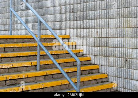 Betontreppen im Freien mit einem Handlauf aus Metall. Stockfoto