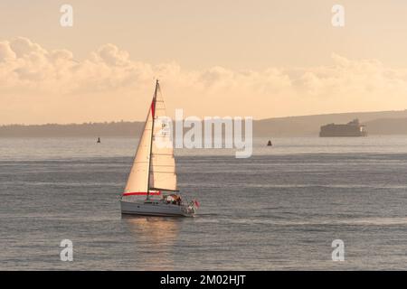 Segelyacht in Solent zwischen der Isle of Wight und Portsmouth, Großbritannien Stockfoto