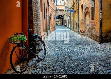 Fahrrad in der Via delle Volte, Ferrara, Italien Stockfoto