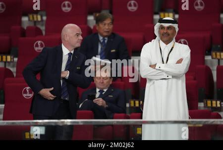 FIFA-Präsident Gianni Infantino (links) und Scheich Khalid bin Khalifa bin Abdul Aziz Al Thani auf der Tribüne vor dem Spiel der FIFA-Weltmeisterschaft 16 im Khalifa International Stadium in Al Rayyan, Katar. Foto: Samstag, 3. Dezember 2022. Stockfoto