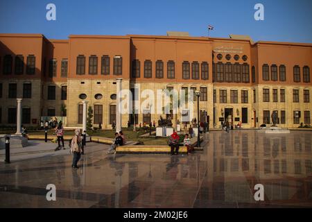 Kairo, Gazastreifen, Ägypten. 2.. Dezember 2022. Kairo, Ägypten. 02. Dezember 2022 Das Nationale Militärmuseum in der Zitadelle von Kairo. Das National Military Museum befindet sich in Kairos Saladin Zitadelle und veranschaulicht die Militärgeschichte Ägyptens von der Pharaoniezeit bis zur Neuzeit. Das Museum bietet Militäruniformen, Militärausrüstung, Medaillen, eine große Auswahl an Waffen, zusätzlich zu mehreren Gemälden berühmter Schlachten. Das Militärmuseum gilt aufgrund seiner Größe und der einzigartigen alten Militärausrüstung, die darin ausgestellt ist (Cred), als eines der wichtigsten Militärmuseen der Welt Stockfoto