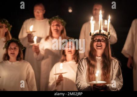 Brighton, Großbritannien. 3.. Dezember 2022. Sankta Lucia-Feiern in der St. Bartholomäus-Kirche. Evelina Arvidsson von der schwedischen Kirche in London trägt eine Kerzenkrone, die die Heilige Lucy symbolisiert, während sie die Feier von Sankta Lucia anführt, basierend auf dem Mut und dem Märtyrertum eines jungen sizilianischen Mädchens St. Lucy (Lucia von Syrakus 283-304). Kredit: Guy Corbishley/Alamy Live News Stockfoto