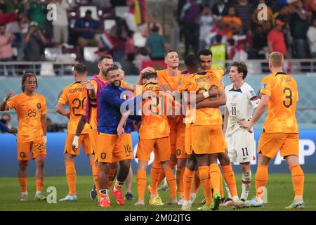 Doha, Katar. 3.. Dezember 2022. Spieler der Niederlande feiern nach dem Spiel der Runde 16 zwischen den Niederlanden und den Vereinigten Staaten bei der FIFA-Weltmeisterschaft 2022 im Khalifa International Stadium in Doha, Katar, am 3. Dezember 2022. Kredit: Li Gang/Xinhua/Alamy Live News Stockfoto