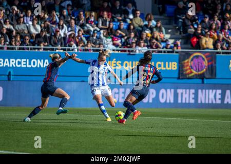 Barcelona, Spanien, 4tth. Dezember 2022: Synne Jensen schießt den Ball während des Finetwork Liga F-Spiels zwischen dem FC Barcelona Femeni gegen Real Sociedad in Estadi Johan Cruyff, Barcelona (Unnati Naidu/SPP). Kredit: SPP Sport Press Photo. Alamy Live News Stockfoto