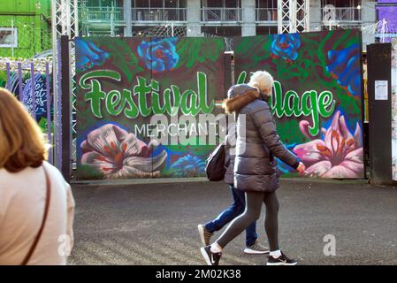 festival Village Pop-up Open Air Pub und Restaurant in der Merchant City Glasgow, Schottland, Großbritannien Stockfoto