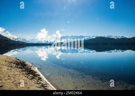 Schöner See mit schneebedeckten Bergen Himalaya Rara Lake Nationalpark Mugu Karnali Nepal Green Blue Stockfoto