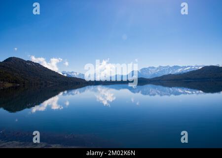 Schöner See mit schneebedeckten Bergen Himalaya Rara Lake Nationalpark Mugu Karnali Nepal Green Blue Stockfoto