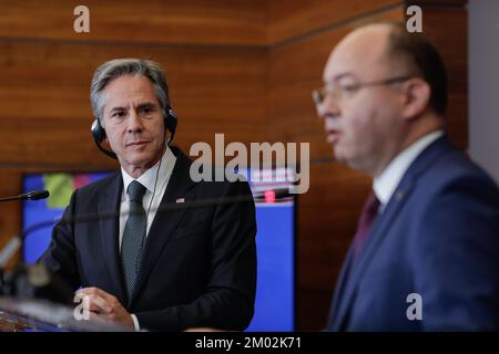 Bukarest, Rumänien - 29. November 2022: USA Außenminister Antony Blinken nimmt an einer gemeinsamen Pressekonferenz mit dem rumänischen Außenminister Bogdan Teil Stockfoto