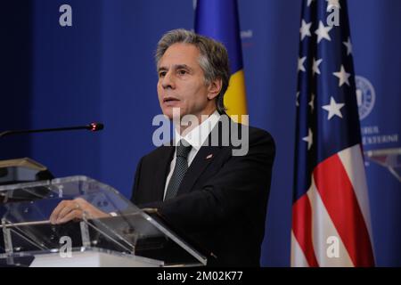 Bukarest, Rumänien - 29. November 2022: USA Außenminister Antony Blinken nimmt an einer gemeinsamen Pressekonferenz mit dem rumänischen Außenminister Bogdan Teil Stockfoto