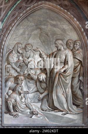 BIELLA, ITALIEN - 15. JULI 2022: Das Fresko der Auferstehung des Lazarus im Dom von Giovannino Galliari (1784). Stockfoto