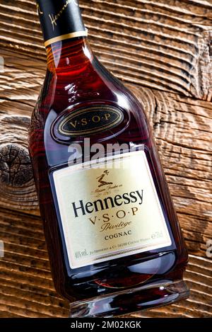 POZNAN, POL - APR 13, 2022: Flasche Hennessy, eine Marke des berühmten Cognacs aus Cognac, Frankreich Stockfoto