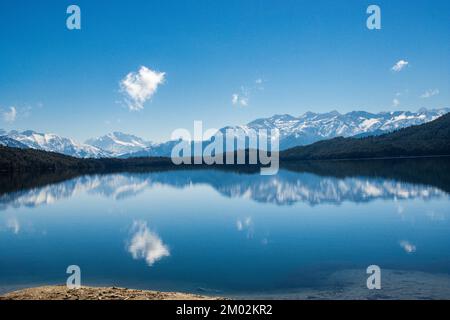 Schöner See mit schneebedeckten Bergen Himalaya Rara Lake Nationalpark Mugu Karnali Nepal Green Blue Stockfoto