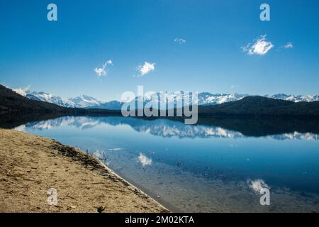 Schöner See mit schneebedeckten Bergen Himalaya Rara Lake Nationalpark Mugu Karnali Nepal Green Blue Stockfoto