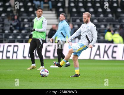 Pride Park, Derby, Derbyshire, Großbritannien. 3.. Dezember 2022. League One Football, Derby County gegen Sheffield Wednesday; Barry Bannan von Sheffield Wednesday beim Aufwärmen vor dem Start Credit: Action Plus Sports/Alamy Live News Stockfoto