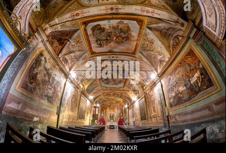 Borgo San Dalmazzo, Cuneo, Italien - 01. Dezember 2022: Innere mit Altar der Kirche der Bruderschaft Santa Croce (Heiliges Kreuz) voller Fresken Stockfoto