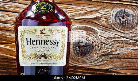 POZNAN, POL - APR 13, 2022: Flasche Hennessy, eine Marke des berühmten Cognacs aus Cognac, Frankreich Stockfoto